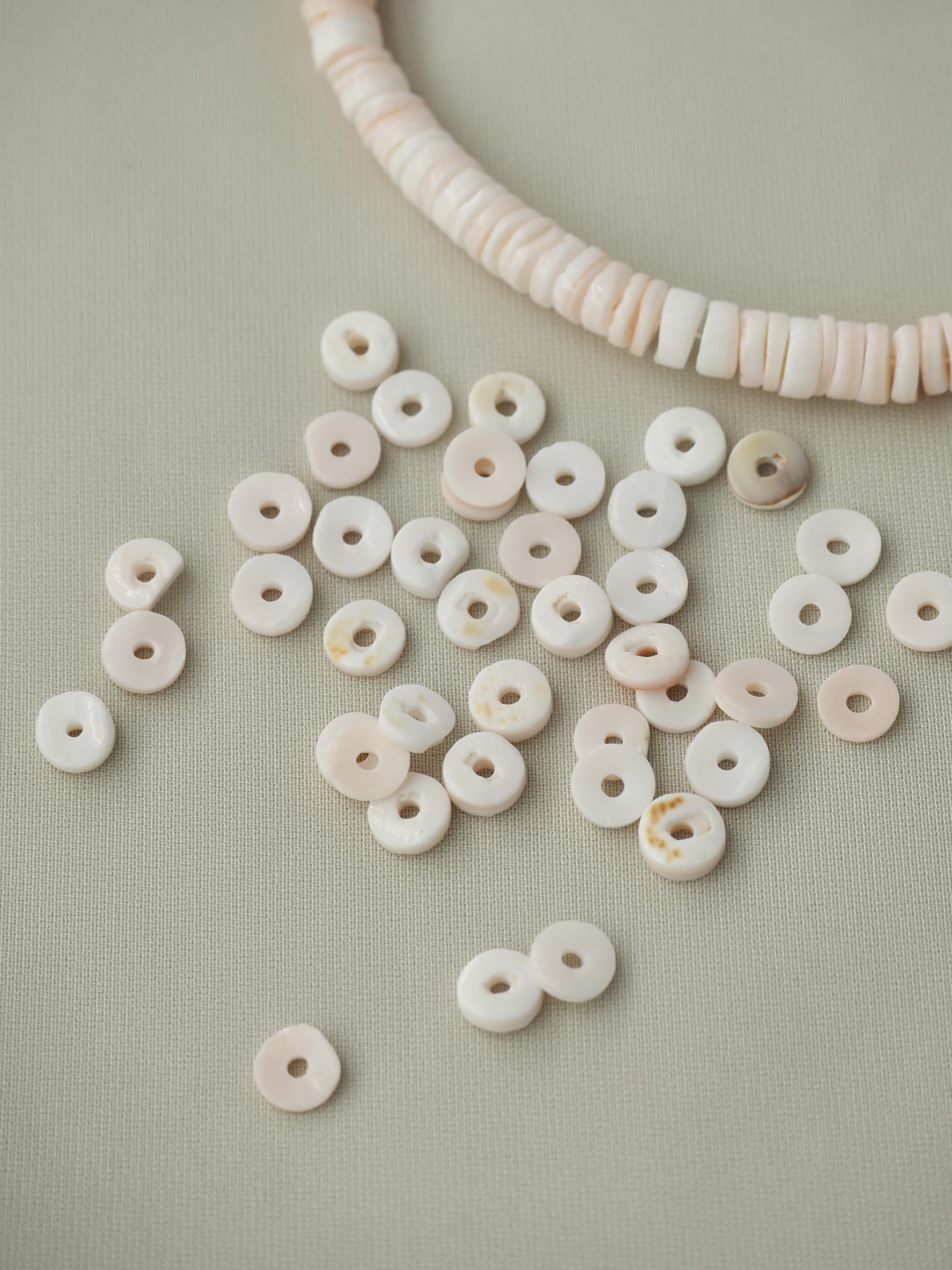 ピンクルファヌス♯7【約0.4～0.5ｃｍ/1本約55ｃｍ】[メール便可-10袋まで]  En: Shell Beads -red lip-(Size:0.4-0.5cm, per 1strand-55cm) 貝殻