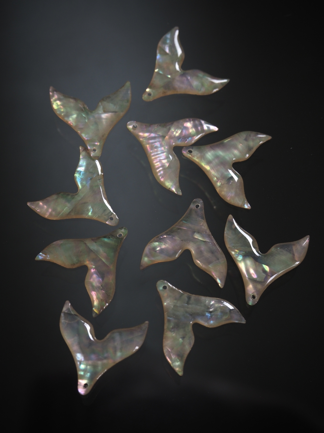 シェルビーズ - ホエールテール(シロチョウガイ)【約20×20mm/1個】 [メール便可]まとめ買い10%OFF #1057 En:Shell Beads -White MOP 貝殻