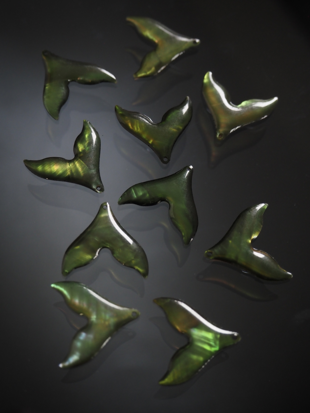 シェルビーズ - ホエールテール モスグリーン(シロチョウガイ)【約20×20mm/1個】 [メール便可]まとめ買い10%OFF #1077 En:Shell Beads -White MOP 貝殻