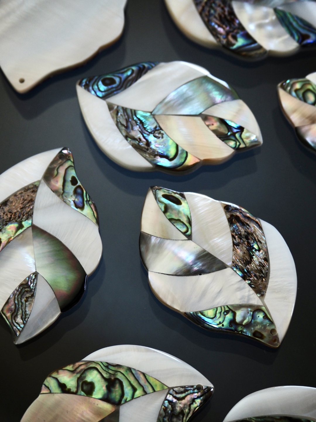 シェルパーツ -モザイクリーフ(真珠母貝・アワビ)【約37×58mm】1個 [メール便可]まとめ買い10%OFF #1034