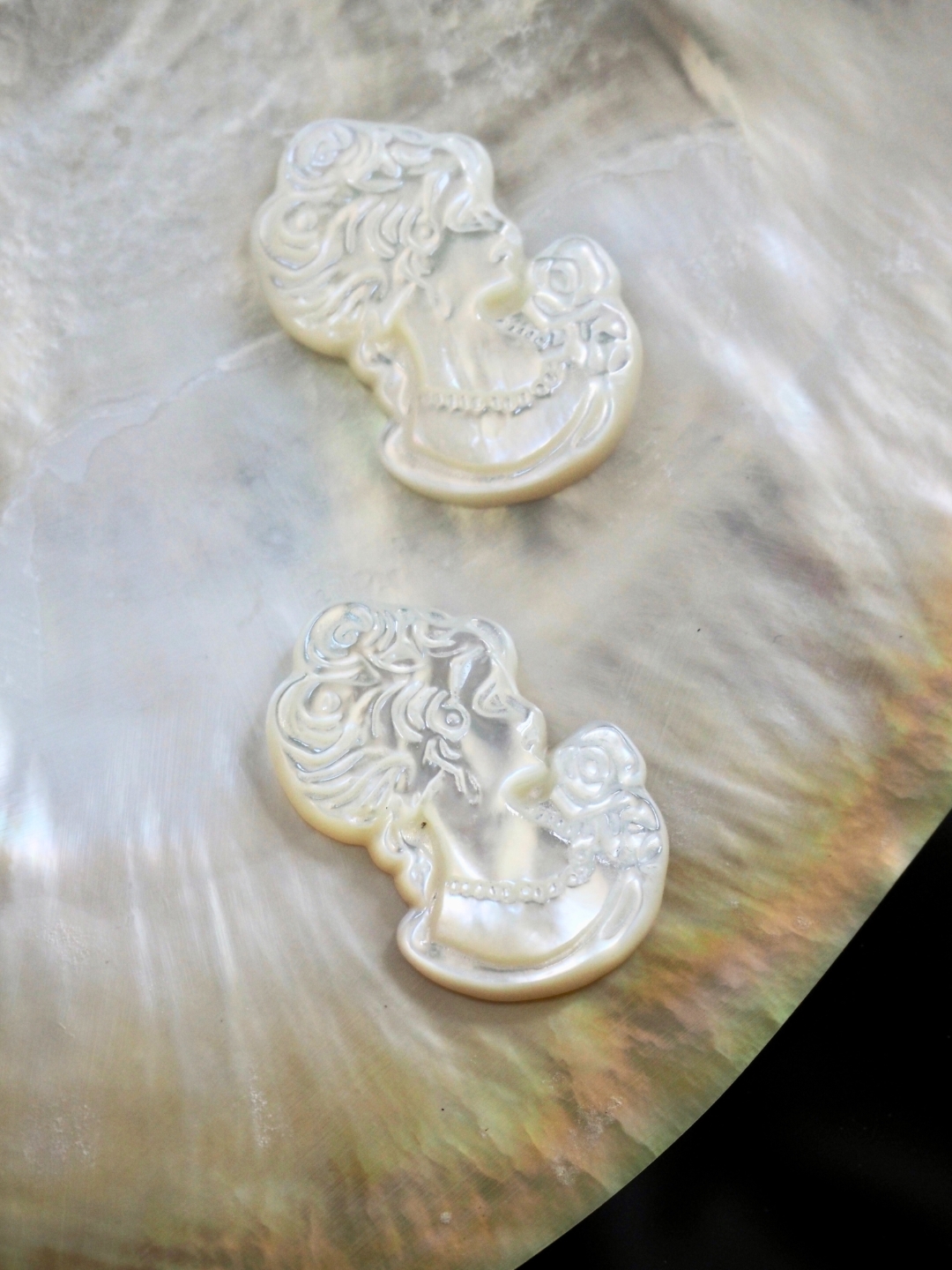 シェルビーズ カメオ -右向きヴィーナス小 穴無(シロチョウガイ)【約18×27mm/1個】[メール便可]まとめ買い10%OFF #1175 En:Shell cameo -White MOP 貝殻