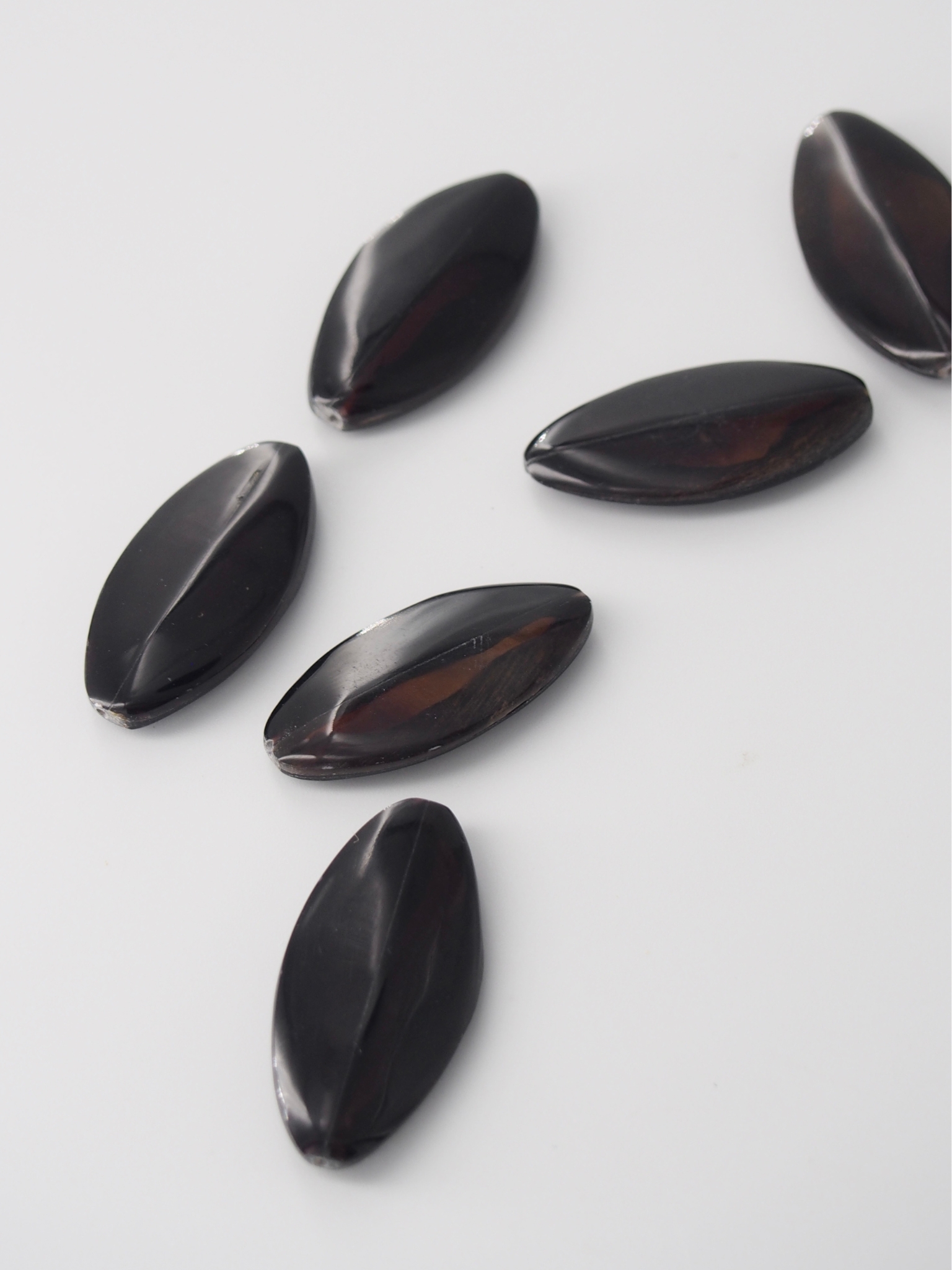 ブラックピン オーバル 小【約3cm】[メール便可]  En: Shell Beads -oval - black shell (Size:3cm) 貝殻
