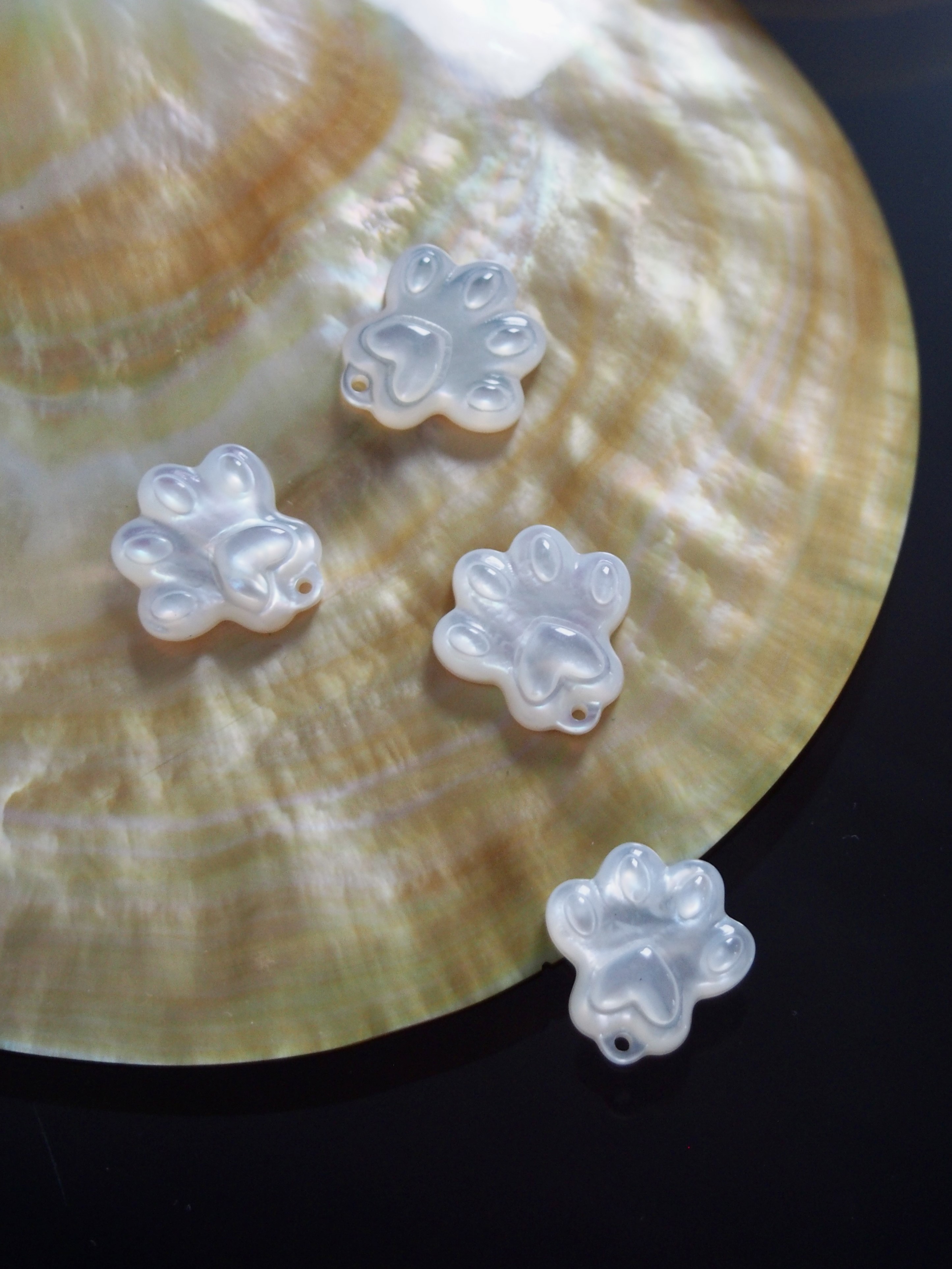 シェルビーズ - 肉球(シロチョウガイ)【約14×14mm/1個】[メール便可]まとめ買い10%OFF #312 En:Shell Beads -White MOP 貝殻