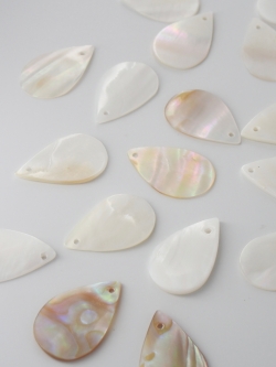 ティアドロップ-126-（淡水真珠貝）プレート【約3cm/1枚】[メール便可]まとめ買い10%OFF En:  Shell accesorry -tear drop- feshwater pearl 貝殻