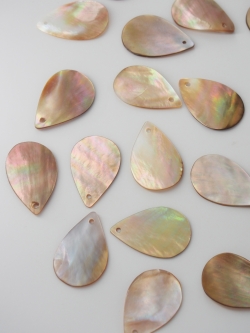 ティアドロップ-127-（マベ）プレート【約3cm/1枚】[メール便可]まとめ買い10%OFF En:  Shell accesorry -tear drop- brownlip