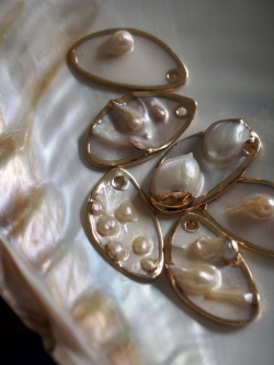 ゴールドエッジ リーフ -淡水真珠貝【約30×17mm/1個】[メール便可]まとめ買い10%OFF #314 En:Shell parts -Freshwater pearl MOP- 貝殻