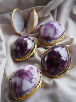 12月のお買い得 [10%OFF]貝殻の小物入れ-タカラガイ(ムラサキ)-【6cm前後/1個】  En:  Shell coin purse -cowrie- (size:approx.6cm, per 1pcs)