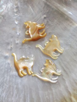 シェルビーズ - トラネコ キャット(シロチョウガイ)【約17×15mm/1個】[メール便可]まとめ買い #267 En:Shell Beads -White MOP- 貝殻