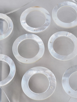 シェルビーズ-サークル通し穴有(シロチョウガイ)【約20mm/1個】[メール便可]まとめ買い10%OFF #1129 En: Shell Beads -White MOP