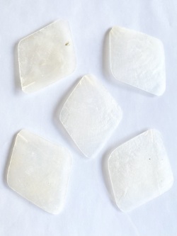カピスナチュラル【ダイヤ】(約6cm前後/10枚)[メール便可-18袋まで]En:Capiz diamond shape- natural