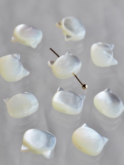 シェルビーズ-縦穴シロネコ キティ(シロチョウガイ)【約9×10mm/1個】[メール便可] まとめ買い10%OFF #1055 En: Shell Beads -White MOP 貝殻