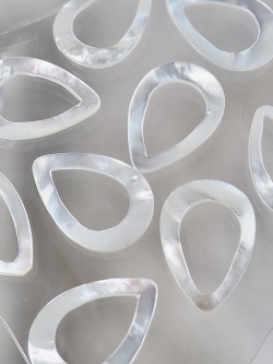 シェルフープ-ティアドロップ(シロチョウガイ)【約15×22mm/1個】[メール便可]まとめ買い10%OFF #1131 En: Shell Beads -White MOP 貝殻