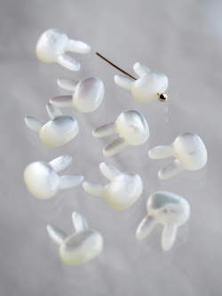 シェルビーズ-縦穴ウサギ小(シロチョウガイ)【約8×10mm/1個】[メール便可]まとめ買い10%OFF #1197 En: Shell Beads -White MOP 貝殻