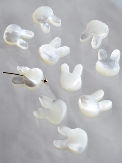 シェルビーズ-縦穴ウサギ(シロチョウガイ)【約10×12mm/1個】[メール便可]まとめ買い10%OFF #1198 En: Shell Beads -White MOP 貝殻