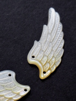 シェルビーズ - 翼[左](シロチョウガイ)【約14×35mm/1個】[メール便可]まとめ買い10%OFF #1192 En:Shell Beads -White MOP 貝殻