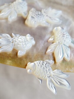 シェルビーズ-金魚 小 穴有(シロチョウガイ)【約14×21mm/1個】まとめ買い10%OFF [メール便可]#1203 貝殻