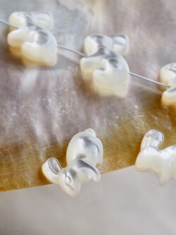 シェルビーズ-ウサギ横顔(シロチョウガイ)【約10×12mm/1個】[メール便可]まとめ買い10%OFF #1200 En: Shell Beads -White MOP 貝殻