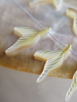 シェルビーズ-フィッシュテール(左)(シロチョウガイ)【約10×21mm/1個】[メール便可]まとめ買い10%OFF #1195 En: Shell Beads -White MOP 貝殻