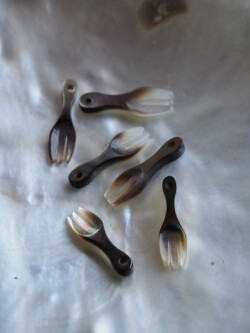 シェルビーズ-フォーク(クロチョウガイ)【約5×15mm/1個】[メール便可] まとめ買い10%OFF #1116 En: Shell Beads -Black MOP 貝殻