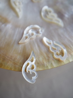 透かしパーツ-天使の羽(シロチョウガイ)【約10×20mm/1個】[メール便可] まとめ買い10%OFF #1149 En: Shell Beads -White MOP