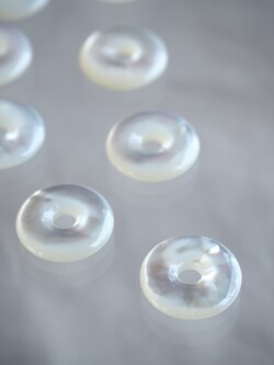 シェルビーズ-ドーナツ(シロチョウガイ)【約15mm/1個】[メール便可] まとめ買い10%OFF #1154 En: Shell Beads -White MOP 貝殻