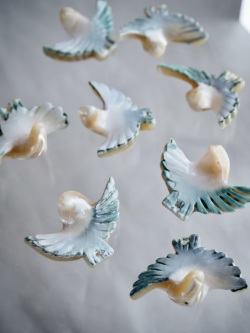 シェルパーツ-小鳥(夜光貝)【約21×30mm/1個】[メール便可]まとめ買い10%OFF #1265 En: Shell parts -green turbo snail- 貝殻