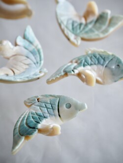 シェルパーツ-鯉 大(夜光貝)【約30×30mm/1個】[メール便可]まとめ買い10%OFF #1267 En: Shell parts -green turbo snail- 貝殻