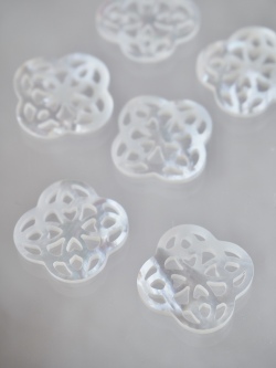 透かしパーツ-ハートフラワー(シロチョウガイ)【約18mm/1個】[メール便可] まとめ買い10%OFF #1135 En: Shell Beads -White MOP