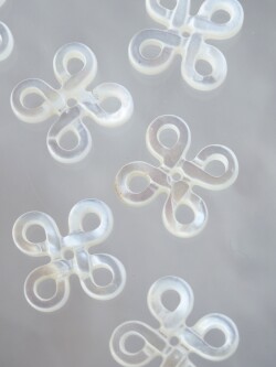 透かしパーツ-チャイナ結び(シロチョウガイ)【約15mm/1個】[メール便可] まとめ買い10%OFF #1144 En: Shell Beads -White MOP