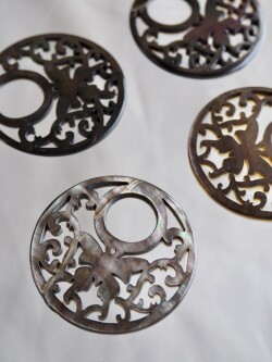 透かしパーツ-ラウンドバタフライ大(クロチョウガイ)【約35mm/1個】[メール便可] まとめ買い10%OFF #1110 En: Shell Beads -Black MOP