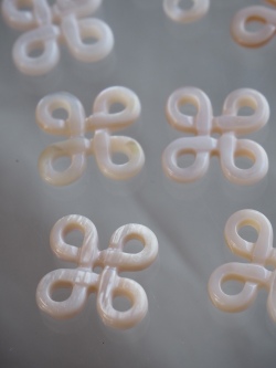 透かしパーツ-チャイナ結び(淡水真珠貝ピンク)【約15mm/1個】[メール便可] まとめ買い10%OFF #1136 En: Shell Beads -Freshwater pearl MOP