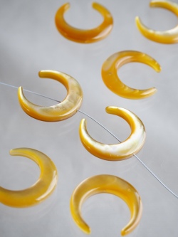 シェルビーズ -三日月 縦穴 イエロー(大)(シロチョウガイ)【約19×20mm/1個】[メール便可]まとめ買い10%OFF #1006 En:Shell Beads -White MOP 貝殻