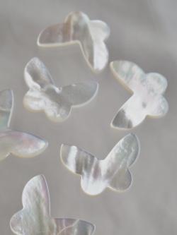 シェルカボション-バタフライ大(シロチョウガイ)【約18×25mm/1個】[メール便可]まとめ買い10%OFF #1013 En:Shell parts -White MOP