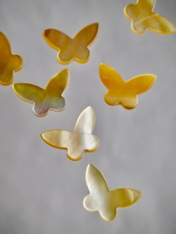 シェルカボション-バタフライ イエロー小(シロチョウガイ)【約9×14mm/1個】[メール便可]まとめ買い10%OFF #1017 En:Shell parts -White MOP