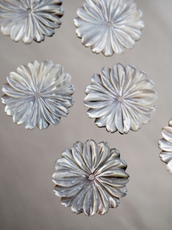 シェルビーズ-フラワー シルバー(クロチョウガイ)【約23mm/1個】[メール便可]まとめ買い10%OFF #1020 En:Shell Beads -Black MOP 貝殻