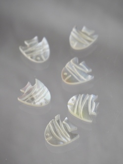 シェルカボション-ミニフィッシュ ホワイト(シロチョウガイ)【約9×10mm/1個】[メール便可]まとめ買い10%OFF #1022 En:Shell parts -White MOP