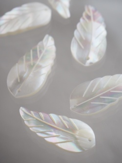 シェルビーズ-フェザーリーフ(淡水真珠貝)【約13×30mm/1個】[メール便可]まとめ買い10%OFF #1028 En: Shell Beads -freshwater pearl 貝殻