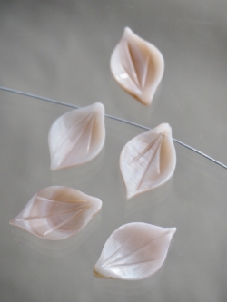 シェルビーズ-リーフ(淡水真珠貝ピンク)【約10×16mm/1個】[メール便可]まとめ買い10%OFF #1030 En:Shell Beads -Freshwater pearl MOP 貝殻