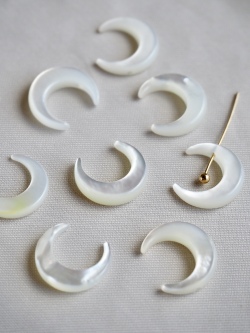 シェルビーズ-三日月 片穴 ホワイト(シロチョウガイ)【約10×12mm/1個】[メール便可]まとめ買い10%OFF #1211 En:Shell Beads -White MOP 貝殻