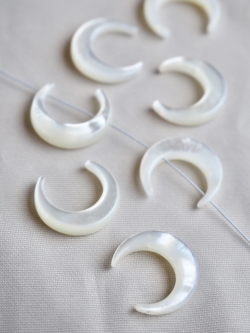 シェルビーズ-三日月 横穴 ホワイト(シロチョウガイ)【約14×15mm/1個】[メール便可]まとめ買い10%OFF #1212 En:Shell Beads -White MOP 貝殻