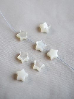 シェルビーズ-スター 横穴 ホワイト6mm(シロチョウガイ)【約6mm/1個】[メール便可]まとめ買い10%OFF #1216 En:Shell Beads -White MOP 貝殻