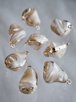 シェルチャーム-タカセガイ ランダムカット【約15×20mm/1個】[メール便可]まとめ買い10%OFF #1165 En:Shell beads Trocus 貝殻