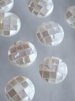 シェルカボション -螺鈿ラウンド(シロチョウガイ)【約17mm/1個】[メール便可]まとめ買い10%OFF #1223 En: Shell Beads -White MOP