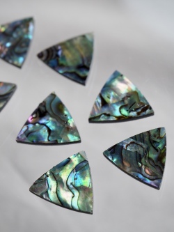 シェルカボション-トライアングル(パウアアバロン-ヘリトリアワビ)【約16mm】1個 [メール便可]まとめ買い10%OFF #1245 En:Shell Beads -Haliotis iris