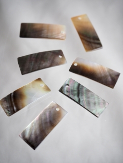 シェルビーズ-プレート短冊(クロチョウガイ)【約10×25mm】1個 [メール便可]まとめ買い10%OFF #1221 En:Shell Beads -Black MOP 貝殻