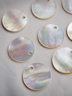 シェルビーズ-プレートラウンド穴有(シロチョウガイ)【約20mm/1個】[メール便可]まとめ買い10%OFF #1253 En:Shell beads -White MOP 貝殻