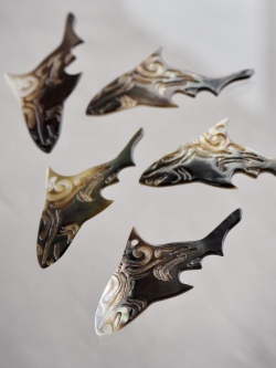 シェルビーズ-プレートシャーク(クロチョウガイ)【約18×39mm/1個】 [メール便可]まとめ買い10%OFF #1239 En:Shell Beads -Black MOP 貝殻