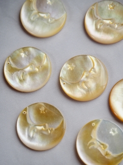 シェルビーズ -三日月コイン イエロー(シロチョウガイ)【約20mm/1個】[メール便可]まとめ買い10%OFF #1036 En:Shell Beads -White MOP 貝殻