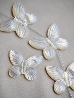シェルビーズ-バタフライ 小 縦穴(シロチョウガイ)【約18×23mm/1個】[メール便可]まとめ買い10%OFF #2160 En:Shell Beads -White MOP 貝殻