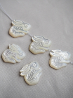 シェルビーズ-ウサギ 縦穴(シロチョウガイ)【約16×19mm/1個】[メール便可]まとめ買い10%OFF #1147 En: Shell Beads -White MOP 貝殻